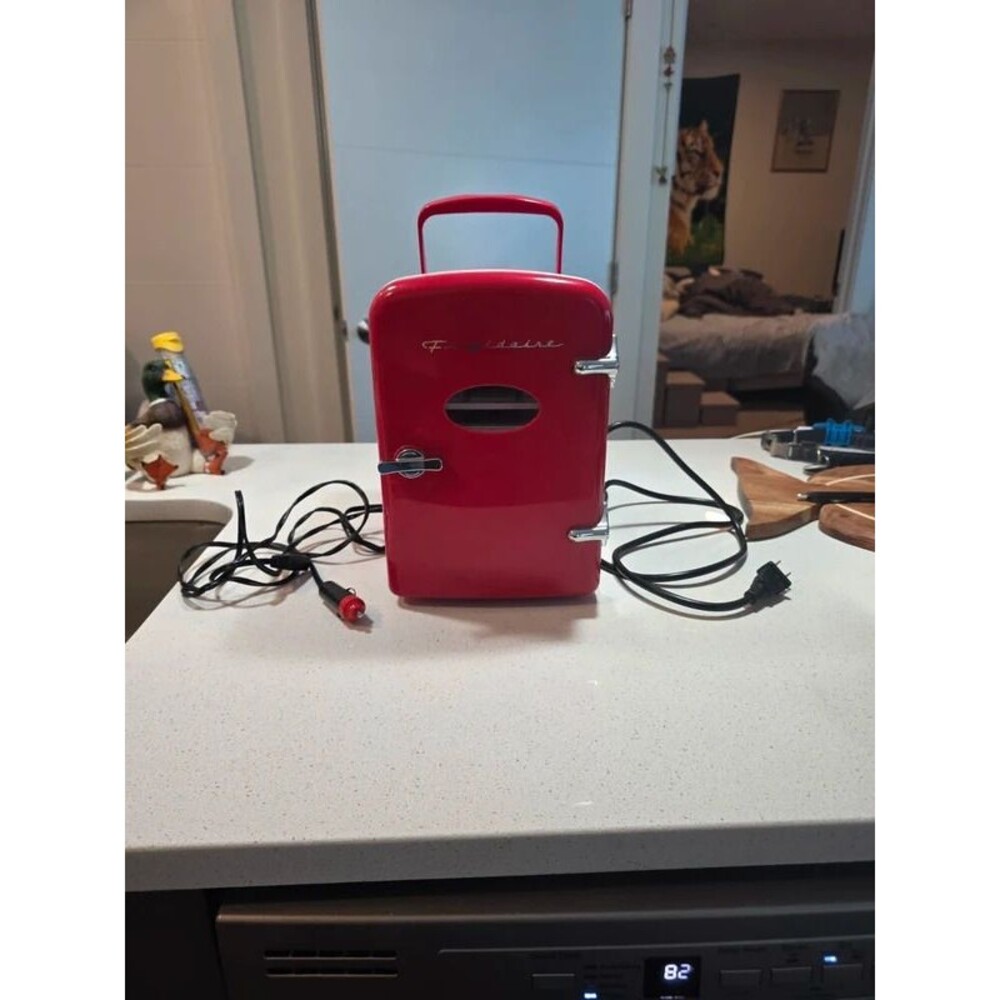 Portable mini refrigerator, Frigidaire EFMIS129, 4L/6-can capacity